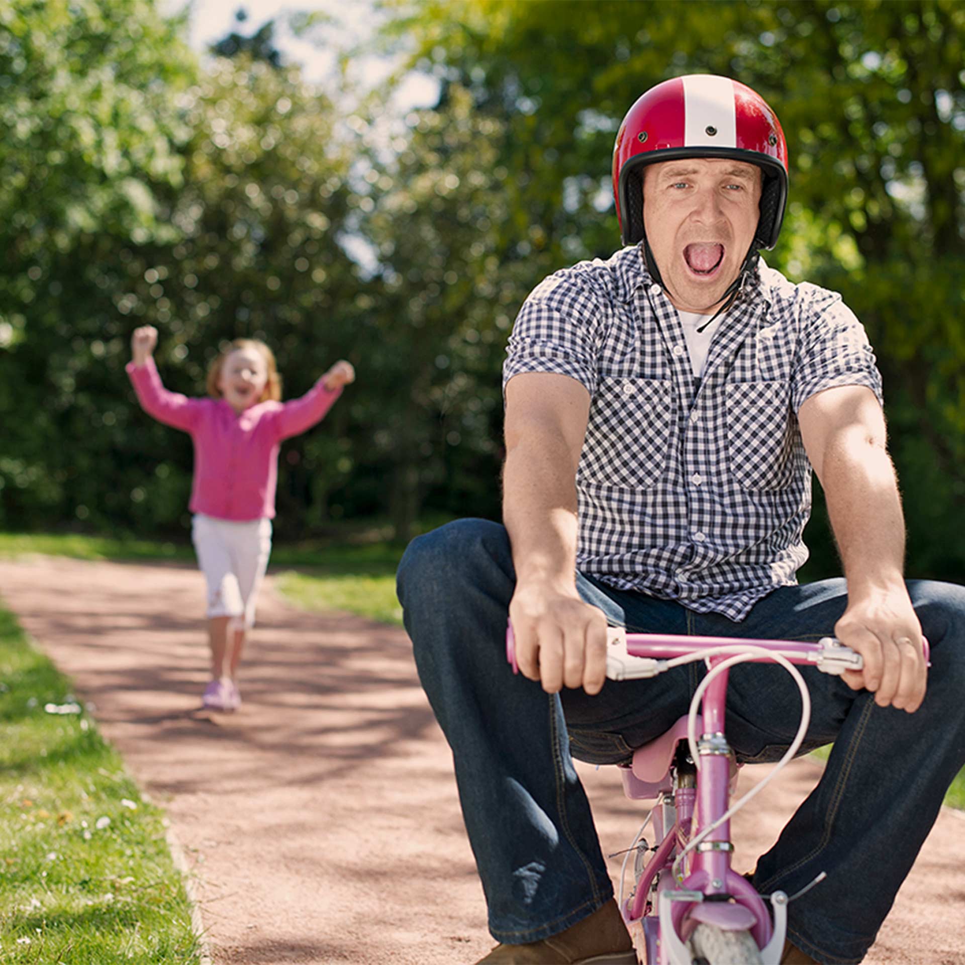 Der Opa fährt mit dem Mädchenrad vor der Nichte