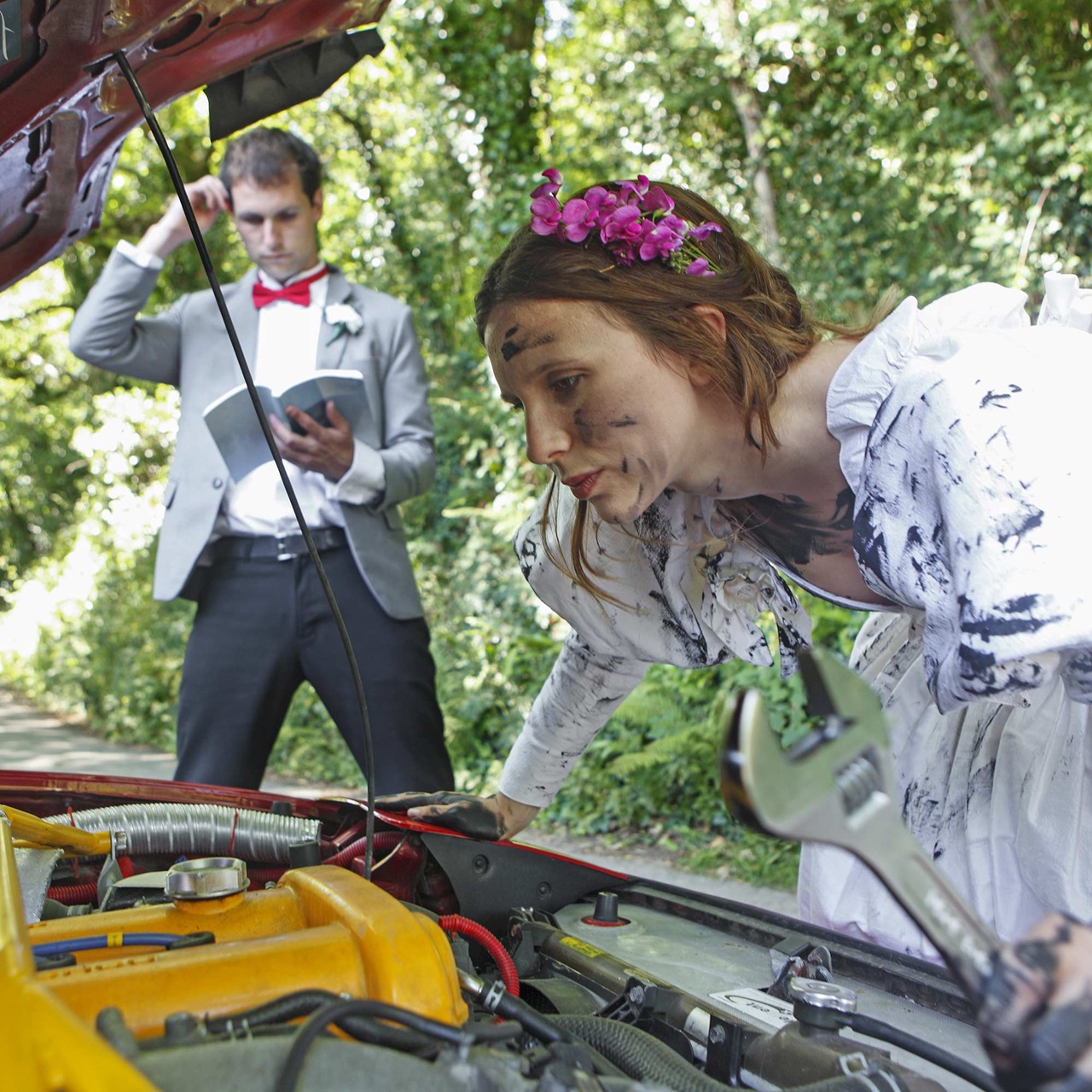 Die Braut versucht den Motorschaden zu reparieren