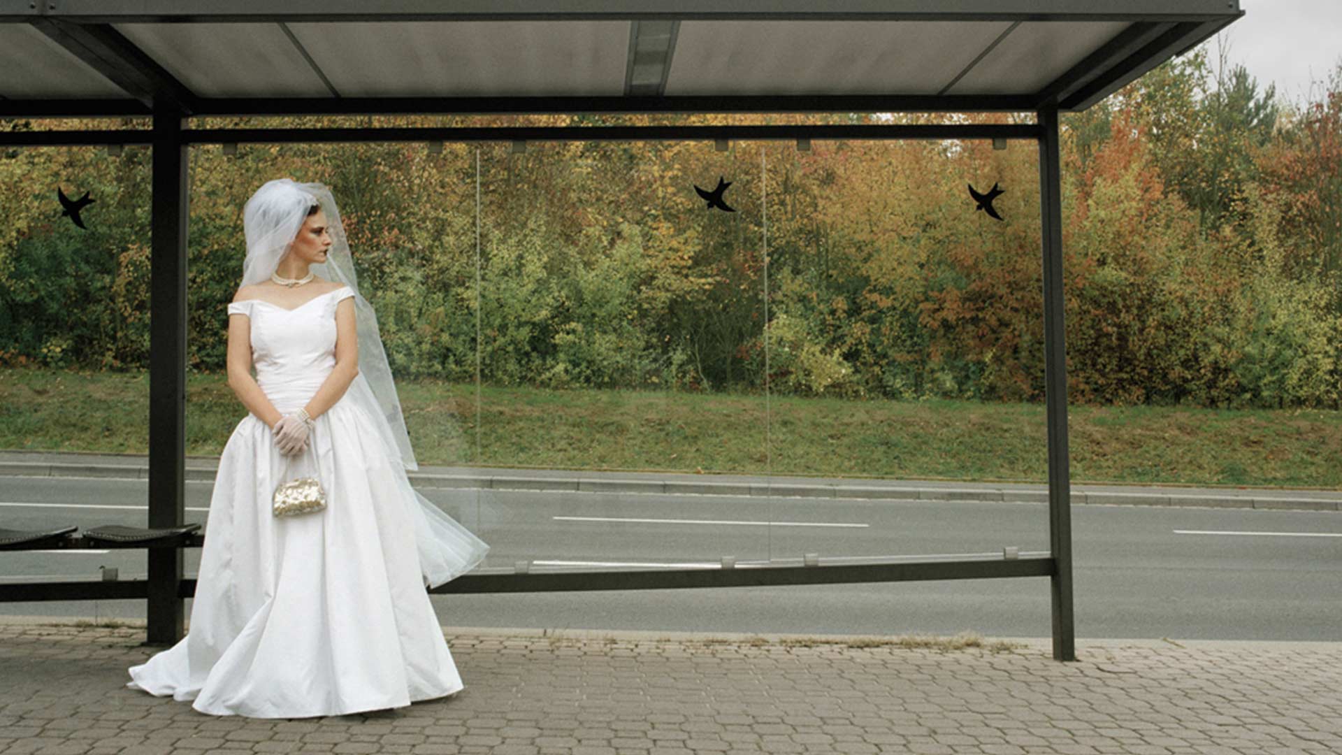Braut wartend an einer Bushaltestelle