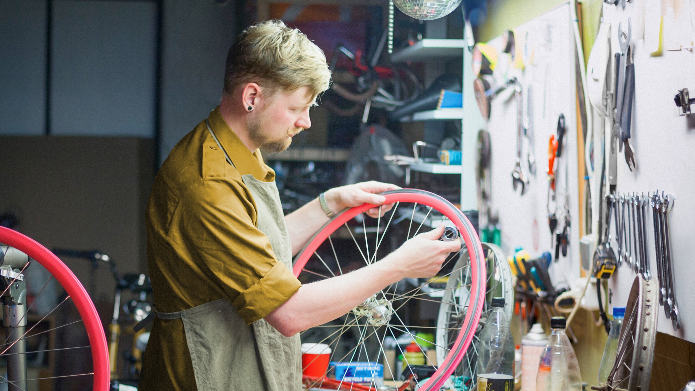 Fahrradmechaniker arbeitet in seiner Werkstatt an einem Rad