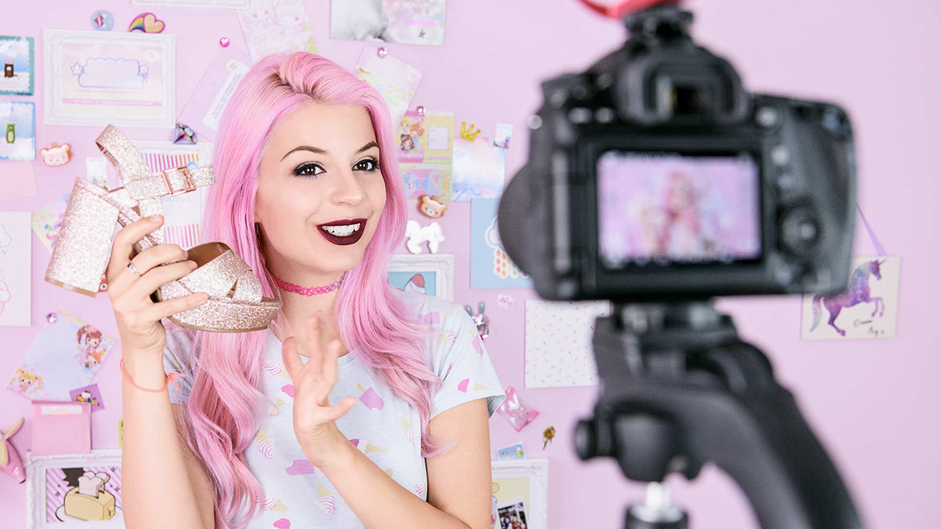 Eine Influencerin nimmt gerade ein Youtube Video auf und zeigt dabei ihre neue Schuhe