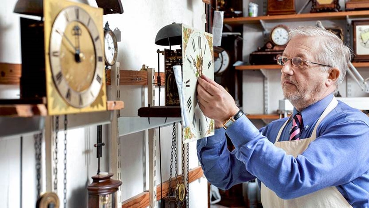 Ein alter Mann arbeitet als Uhrmacher