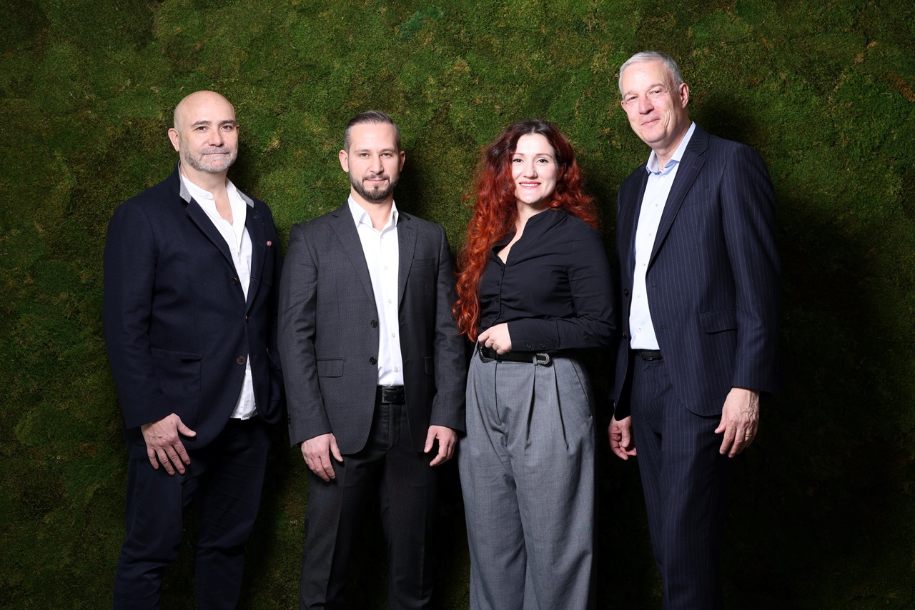 Auf dem Bild sieht man Gogo Schumacher, Präsident des Verwaltungsrates & Co-Founder von Awina, Cem Özbek, Projektleiter Vertriebsentwicklung bei Pax, Drenushe Shala, CEO & Co-Founder von Awina, und Daniel Mutz, Leiter Vertrieb & Marketing von Pax.
