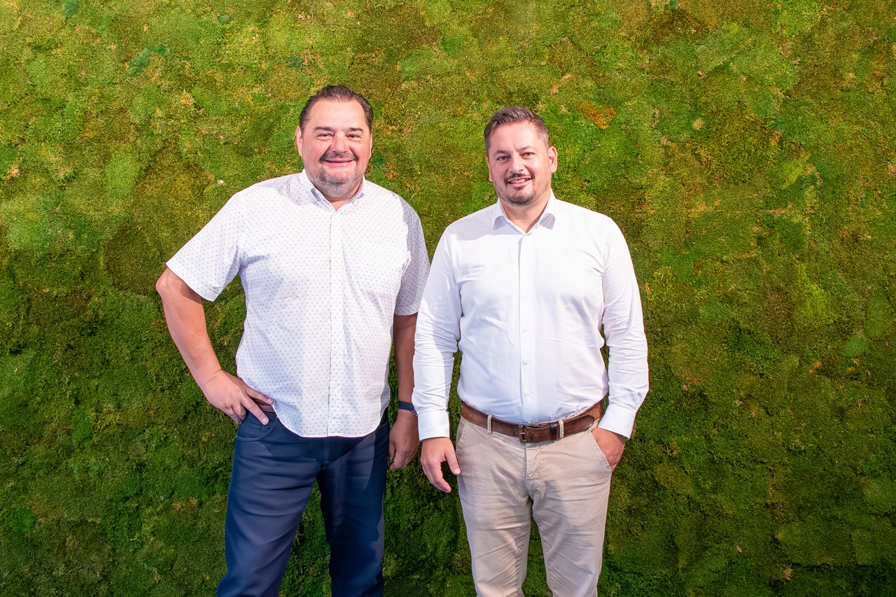 Auf dem Bild sieht man Markus Fischer, Geschäftsführer Startup Academy Basel, und Luzius Marbet, Leiter Marketing & Digital Sales bei Pax.