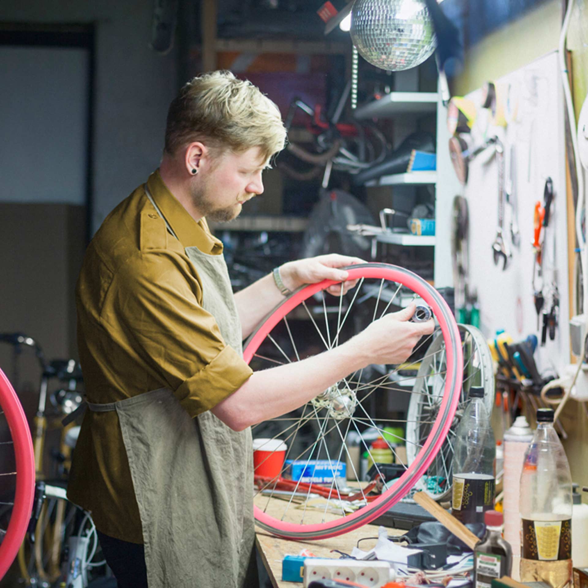 Fahrradmechaniker arbeitet in seiner Werkstatt an einem Rad