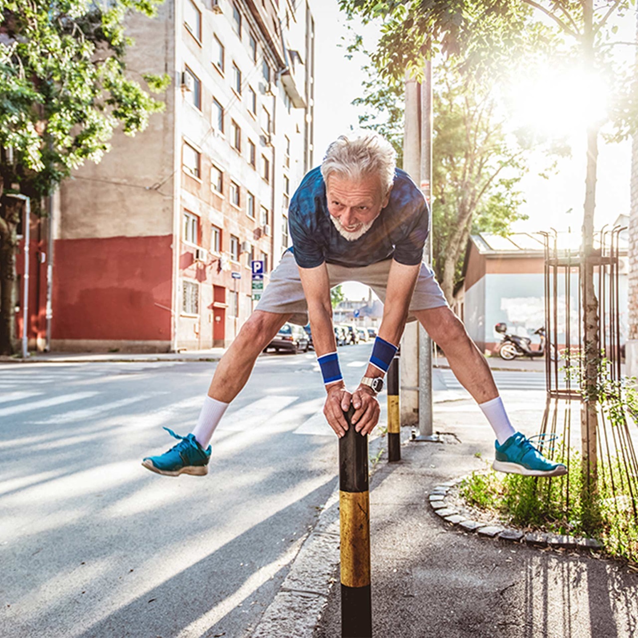 Der Opa macht einen Hocksprung