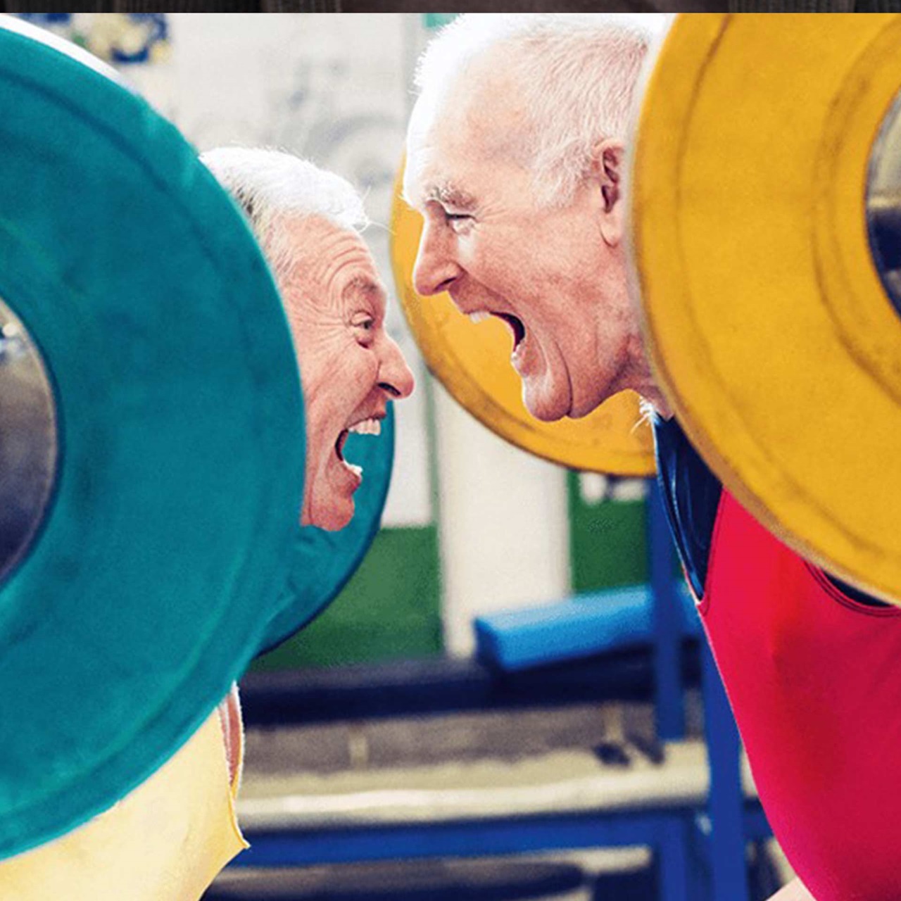 Zwei ältere Männer stehen im Krafttraining Duell gegenüber