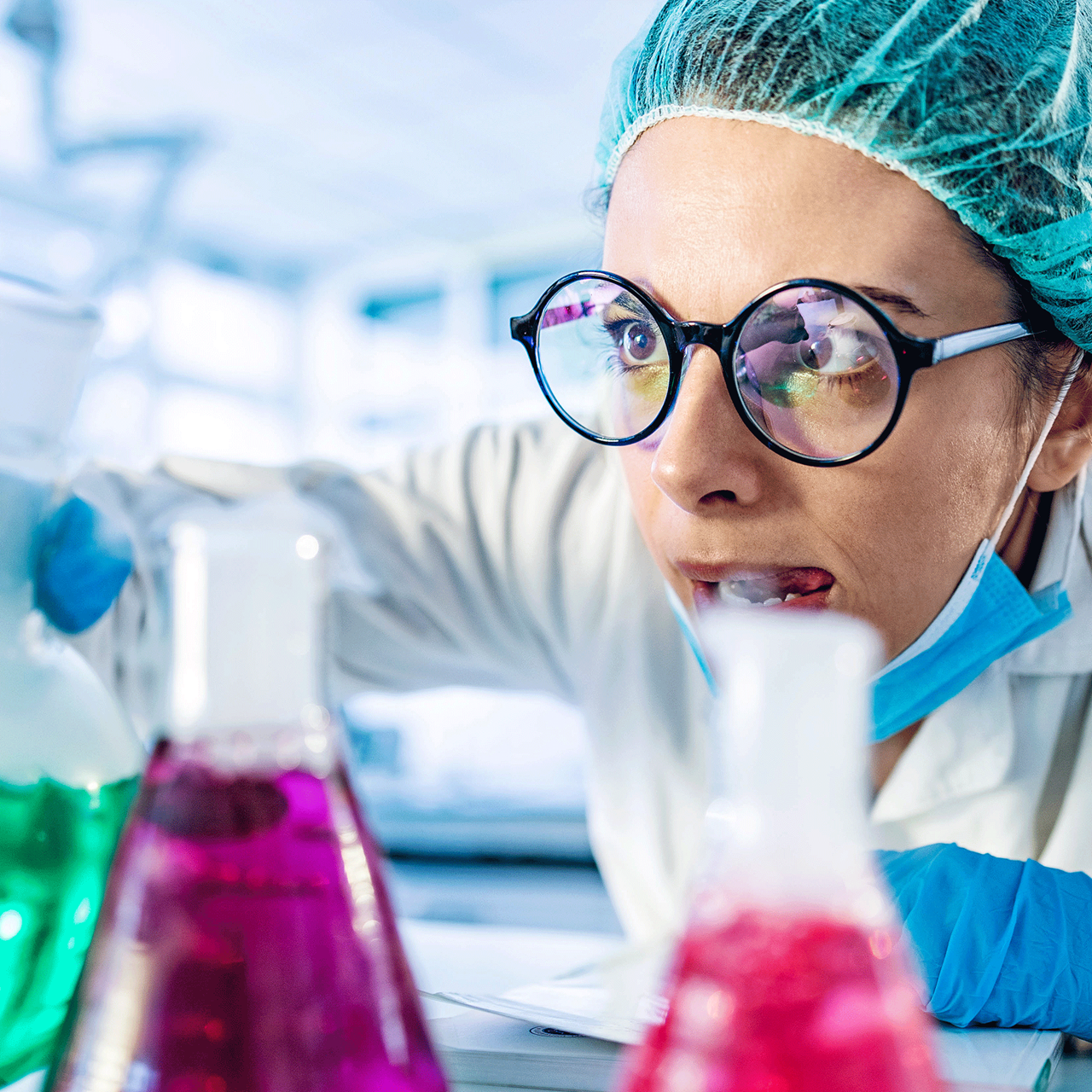 Laborantin experimentiert mit Chemikalien