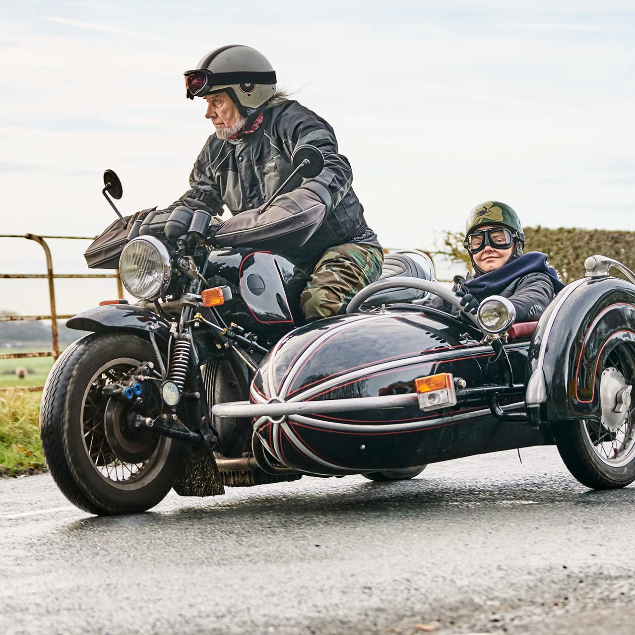Ein Mann fährt seinen Motorrad mit Seitenwagen