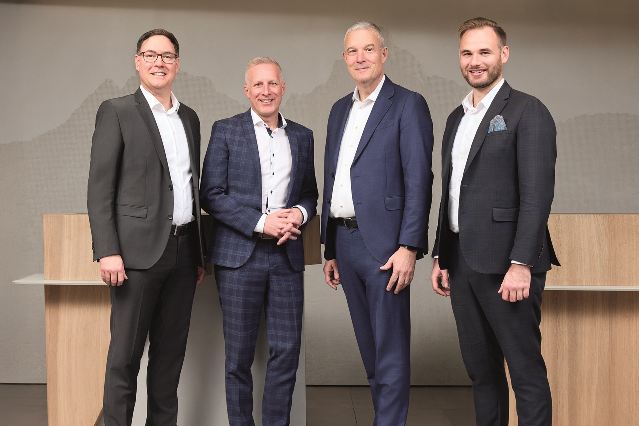 Sur la photo on voit Marco Zörner, membre de la direction de la Sparkasse Schwyz AG, Remo Hicklin, responsable du département crédits de la Sparkasse Schwyz AG, Daniel Mutz, responsable Distribution & marketing et membre du comité directorial de Pax et Maurin Padrutt, gestionnaire de la coopération chez Pax.