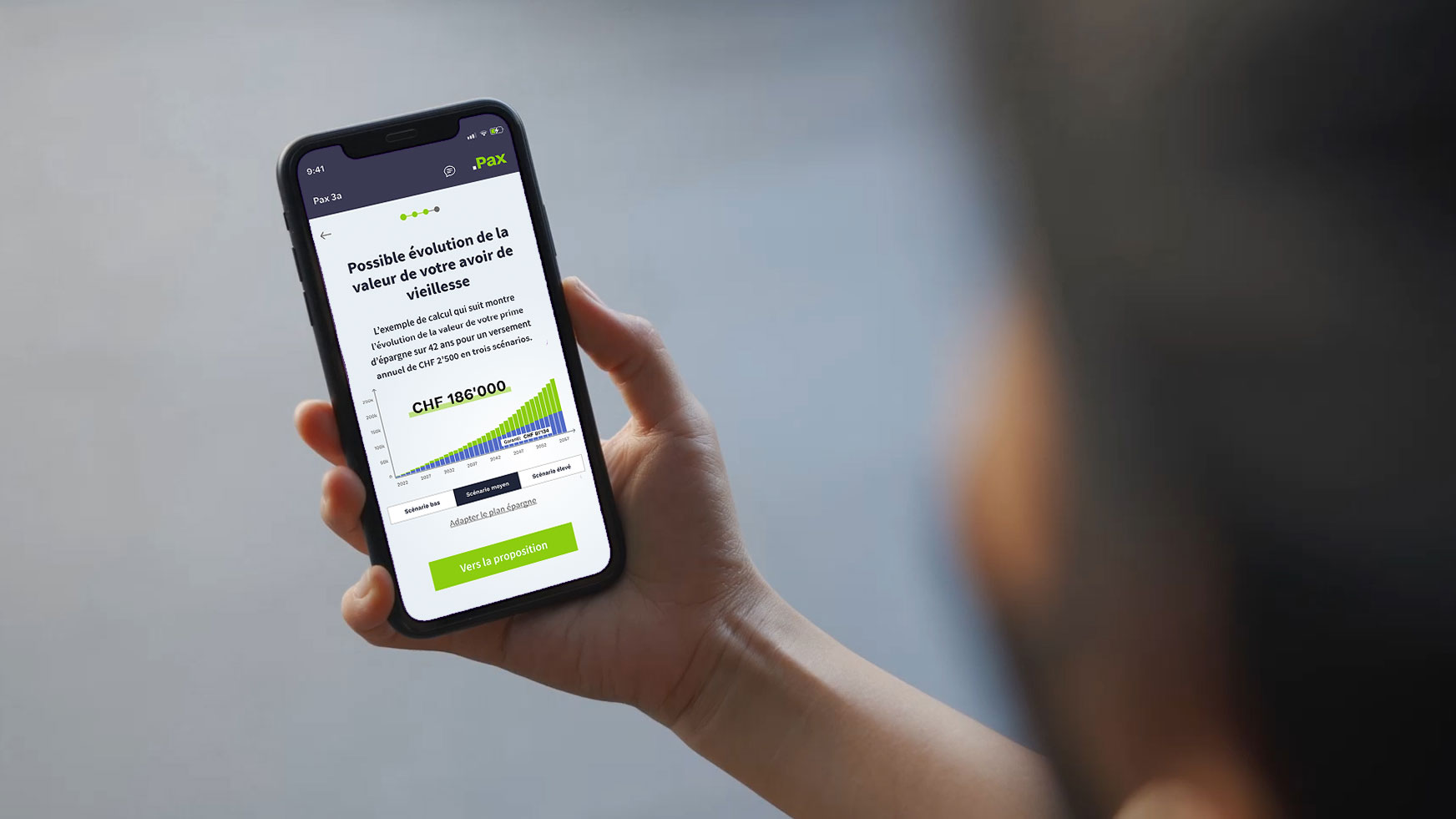 Une personne tient un smartphone affichant l’évolution possible de l’avoir de vieillesse avec Pax 3a. Le graphique indique une croissance jusqu’à CHF 186’000 avec un versement annuel.