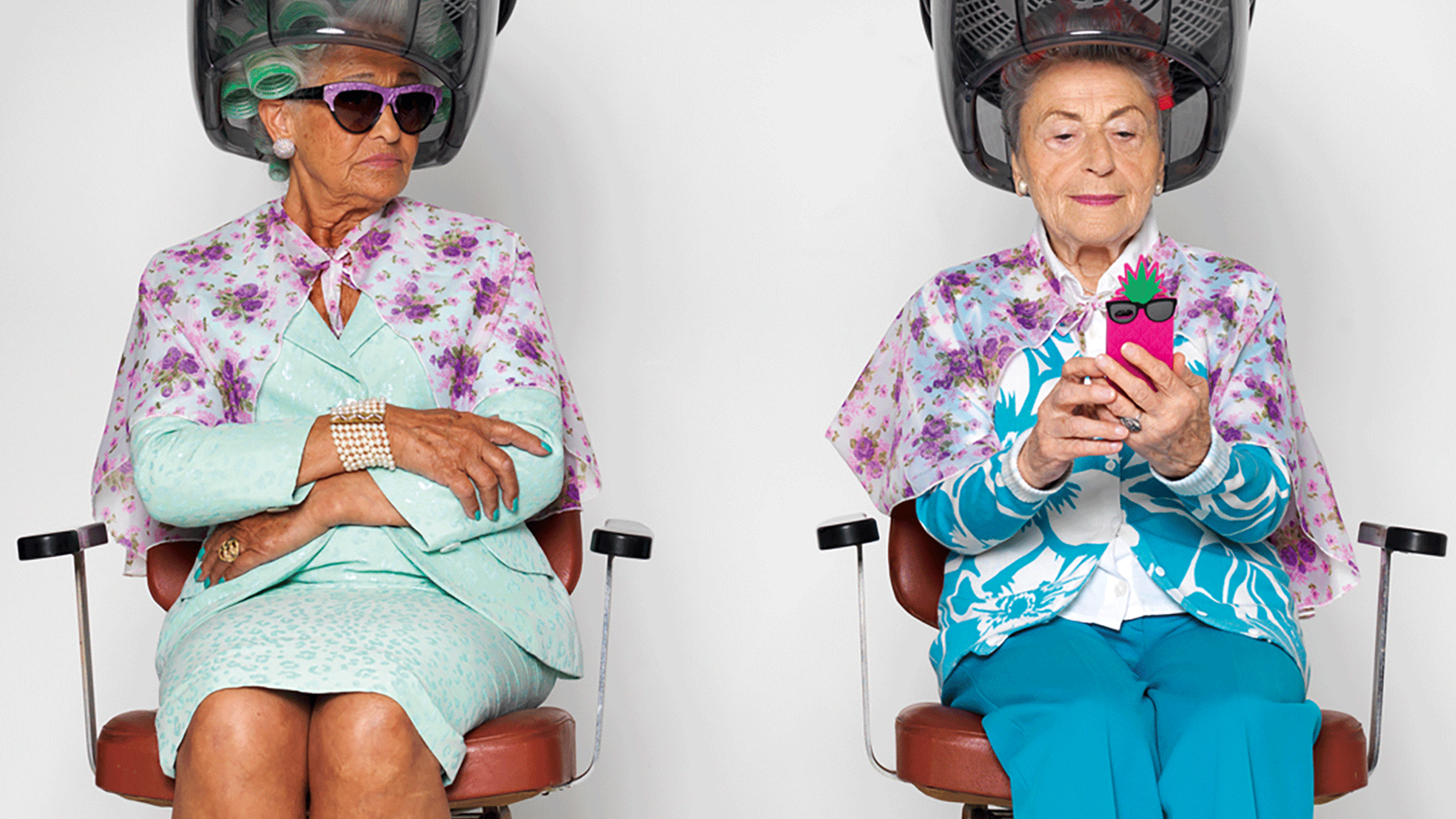 Zwei Omas sitzen unter der Haube um sich die Haare zu locken